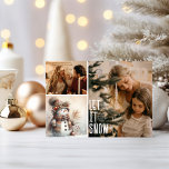Cartão De Festividades Bonito Snowman Deixe-o Neve 2 Fotografias Natal<br><div class="desc">Deixem a tipografia da neve em branco na frente com um adorável boneco de neve vestindo uma cinza vermelha, e um cachecol morno marrom e um chapéu grande, de tricô, adornada com pínus cones, frutas e um ornamento. Sorrir e ficar perto de um ornamento no chão nevado. Esta saudação aquece...</div>