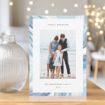 Cartão De Festividades Borda de Agitação Física | Foto de Hanukkah<br><div class="desc">Mande saudações a Chanucá para amigos e família com nossos cartões com fotos elegantes. Projetada para acomodar uma foto vertical ou orientada a retratos do solteiro, a placa apresenta uma borda fatia de gode gato de aquarela em blues claros. Personalize com sua saudação personalizada de Chanucá e seu(s) nome(s) familiar(s)....</div>