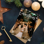 Cartão De Festividades Branca Holly Snowflakes 1 rua Foto de Casamento de<br><div class="desc">Belo floco de neve tema Primeiro Natal Como o cartão do Sr. & Sra. Sobrenome impresso com sua foto cobrindo a carta,  bonito flocos de neve brancos,  groselhas brancas com folhas verdes,  e seu nome e o ano.</div>