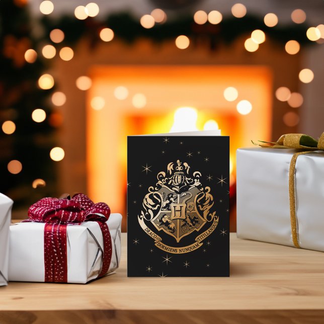 Cartão De Festividades Brasão Glistening Golden da HOGWARTS™ (Card on table)