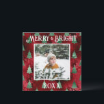 Cartão De Festividades Brilho Metálico Vermelho Foto Alegre e Brilhante<br><div class="desc">Tipografia Alegre e Brilhante.  Falso metálico vermelho com pinheiros metálicos verdes com a sua foto favorita no centro.  Personalize com a sua mensagem e nome no verso.  O cartão de Natal perfeito.</div>