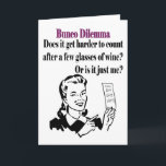 Cartão De Festividades Bunco - Dilema Engraçado<br><div class="desc">Engraçado Bunco Dilema mostra uma mulher gráfica retrô segurando um cartão de pontuação Bunco. Ela está perguntando: "Fica mais difícil contar depois de alguns copos de vinho? Ou sou só eu?" presente de excelente para dar como prêmio ou presente Bunco. presente de excelente. Um belo aniversário do Bunco, Natal do...</div>