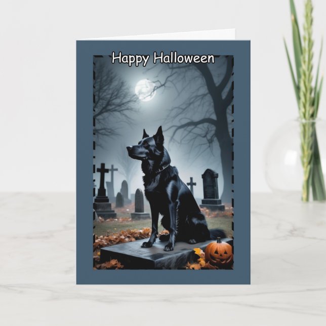Cartão De Festividades Cachorro Guardião Preto no Cemitério no Halloween (Frente)