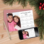 Cartão De Festividades Calendário de Fotos de Família Minimalista Moderno<br><div class="desc">Cartões de Ano Novo 2026 com Calendário Personalizado de Nome e Foto da Família em Rosa Desbotado com sua foto e nome personalizados. 🌟Este é para 2026🌟 Projetado para 2026, e perfeito para pequenos presentes, ou em vez de cartões de Natal! Por favor, entre em contato conosco em cedarandstring@gmail.com se...</div>
