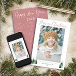 Cartão De Festividades Calendário de Fotos de Natal Rosa Mínimo, Cute, 20<br><div class="desc">🌟 Isto é para 2025 🌟 Feriados de Natal bonitos, modernos, mas russos, apresentando pequenas florestas adoráveis de árvores de Natal rústicas e Feliz Natal na tipografia moderna numa paleta suave e moderna de cor pastel de floresta e verde-sábio. Colocamos um calendário de 2025 nas costas para um cartão que...</div>