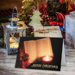 Cartão De Festividades Candle Poinsettia Antiga Bíblia<br><div class="desc">Envie um cartão de Natal único aos seus amigos e familiares este ano. Um fundo preto põe a palco de uma Bíblia virada para o livro de Luke com uma vela votiva acesa que fornece luz, e uma poinsettia completa a sensação de feriado. A saudação de "Feliz Natal" pode ser...</div>