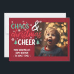 Cartão De Festividades Caos e Natal Feliz<br><div class="desc">Esta engraçada carta de Natal apresenta uma design festiva com cores tradicionais vermelho e verde. Personalize facilmente essas placas usando o recurso de personalização.</div>