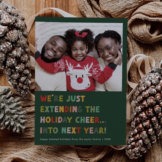 Cartão De Festividades CarOL Green - Anos novos Atrasados Engraçados (CAROL Green Cute Late New Years Funny Christmas Holiday Card)