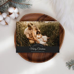 Cartão De Festividades Carvões Muito Feliz Natal Quatro Paisagem Fotográf<br><div class="desc">Este Carvões de Natal Muito Feliz Quatro Feriados de Foto design apresenta um sofisticado pano de fundo de cinzas escuras com uma simples inscrição em marfim e caligrafia clássica, em conjunto com um estilo minimalista de bolos que estabelece um equilíbrio perfeito entre sutileza moderna e elegância vintage. Esta design encantadora...</div>