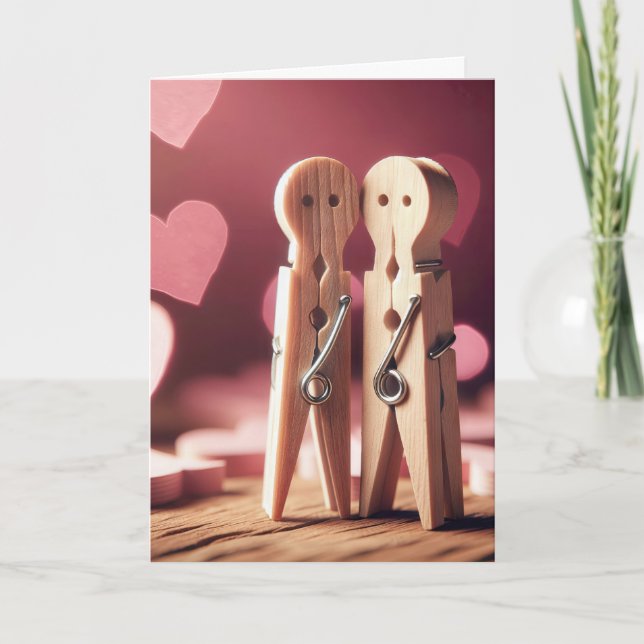 Cartão De Festividades Casal de Clothespin de Aniversário com Corações (Frente)