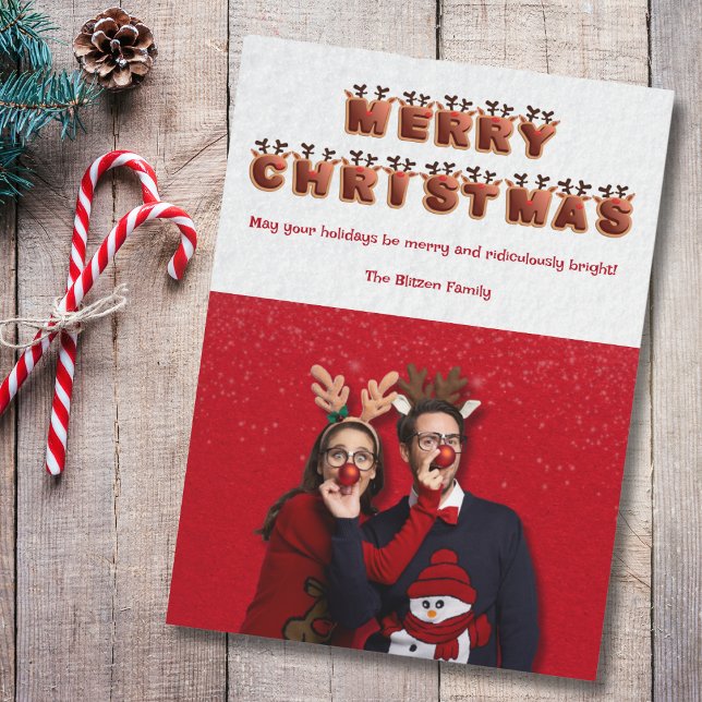 Cartão De Festividades Casal Engraçado e Festivo Reindeer Foto de Natal (Send a dose of holiday cheer and laughter this season with a funny and festive photo card)
