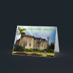 Cartão De Festividades Castelo de Tulloch - Natal de Bain Clan<br><div class="desc">Um simples bando de groselhas e bagas foi adicionado a um canto deste cartão que mostra uma foto da antiga casa da família Bane, Bain ou Bayne, o Castelo de Tulloch, localizado em Dingwall, Escócia. Coloque sua herança antiga em suas cartas neste feriado. Foto cortesia de Elliott Simpson Creative Commons...</div>