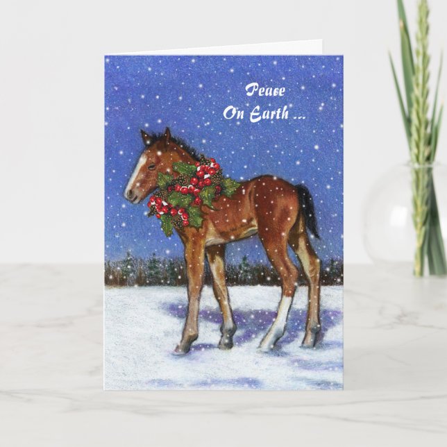 Cartão De Festividades Cavalo, Colt na Neve com a Holly de Natal: Paz (Frente)