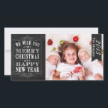 Cartão De Festividades Chalkboard Feliz Natal, Feliz ano novo<br><div class="desc">Chalkboard Feliz Natal, Cartão com fotos Feliz ano novo: Use este lindo e adorável cartão com fotos de feriado para enviar aos seus amigos e família durante o feriado! Use o prompt para personalizar o produto. Se você quiser mudar o gráfico, por favor, entre em contato comigo através da minha...</div>