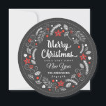 CARTÃO DE FESTIVIDADES CHALKBOARD NATAL FLORAL WREATH FOTO DE FERIADO<br><div class="desc">FELIZ NATAL: Ferida botânica de giz brilhante e alegre com poinsettia, sagrada, bagas e folhagem em vermelho e branco sobre fundo de quadro. Personalize esta placa lisa de saudação de fotos de feriado com seu nome de família e adicione sua foto favorita da família. Maneira contemporânea, clássica, moderna e na...</div>