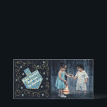 Cartão De Festividades Chanukah Dreidel PinWheel<br><div class="desc">Feliz Feriado, Cartão com fotos de Hanukkah/Chanukah, "Dreidel PinWheel" Glossy, Cartão com fotos com envelope branco. Personalize substituindo a foto e o texto, "Happy Chanukah! Much Love, The Blumbergs" Personaliza o texto escolhendo o estilo, cor e tamanho de sua fonte favorita. Reajustar, redimensionar e remodelar para personalizar elementos design, foto,...</div>