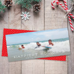 Cartão De Festividades Chic Panorâmica Simples Minimalista 1 Foto Natal<br><div class="desc">Este cartão com fotos de feriado moderno apresenta uma foto horizontal de quadro de cheio (também conhecida como sangria de cheio) e a saudação EDITABLE "Feriados mais felizes". A design é mínima, mas elegante. No verso você encontrará um simples padrão vermelho e branco de pontos. Você pode personalizar este design...</div>
