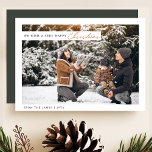 Cartão De Festividades Chic White e Green Feliz Natal<br><div class="desc">Esta elegante e rústica design de natal captura um momento sereno de inverno, com uma família cercada por uma paisagem nevada. A paleta de cores branca e verde acrescenta um toque moderno, mas confortável, ao tema festivo. A frente apresenta um alegre "Desejamos um Natal Muito Feliz" em uma escrita delicada,...</div>