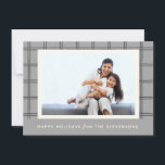 Cartão De Festividades Cinza de Natal Personalizada para Xadrez de Cinza<br><div class="desc">Este design de eterno apresenta uma borda de xadrez suave em torno de uma foto centralizada, com "Felizes feriados" e um nome de família personalizável embaixo em texto simples e branco. A paleta neutra e o layout limpo fazem dela uma opção versátil para estilos de feriado modernos, tradicionais ou minimalistas....</div>