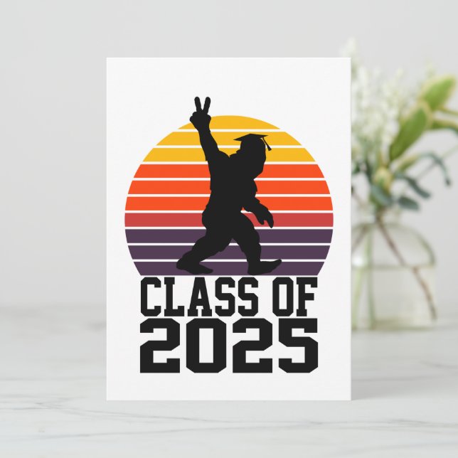 Cartão De Festividades Classe Funny Bigfoot de 2025 - Graduação 2025 (Em pé/Frente)