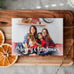 Cartão De Festividades Clássico Simples Feliz Natal Uma Foto<br><div class="desc">Celebre a temporada com este simples e único e clássico Cartão de Natal Merry, um cartão de festas com um toque de charme vintage. A design minimalista apresenta uma elegante paleta de cor branca e preta, evocando o espírito aconchegante do inverno. O seu apelo moderno e divertido, aliado à formulação...</div>