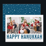 Cartão De Festividades Colagem de Fotografia Azul Típica Feliz Hanukkah<br><div class="desc">Feliz Hanukkah! Placa plana de colagem de fotos Feliz do Chanucá,  personalizável,  com tipografia simples azul e padrão de neve. Personalize adicionando três fotos,  nomes,  ano e outros detalhes. Esta placa simples moderna de Hanukkah está disponível em outras cores e estoque de papelão.</div>