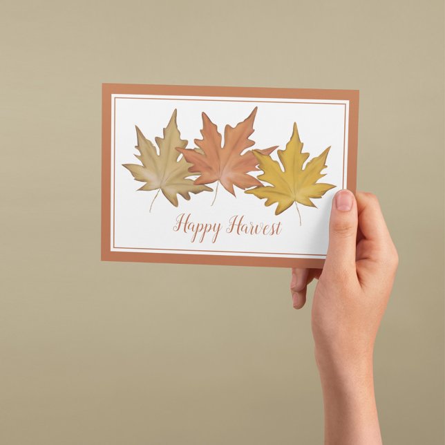 Cartão De Festividades Colheita Russa Elegante de Folha de outono Vermelh (Autumn greeting card featuring watercolor maple leaves and a warm Happy Harvest message.)