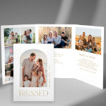 Cartão De Festividades Com Dobra Tripla Ano da família multifotografia em revisão da tipog<br><div class="desc">Na moda moderno minimalista de Natal,  ouro abençoado Ano da família da tipografia abençoada na revisão 8 galeria de colagens fotográficas (foto em forma de arco   fotos do dentro 7) modelo de cartão de feriado triplo com seu texto personalizado personalizado.</div>