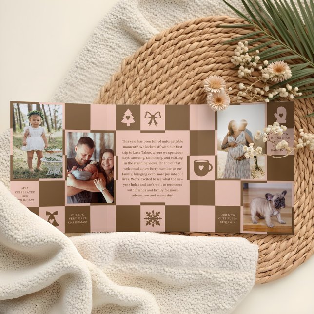 Cartão De Festividades Com Dobra Tripla Ano em Revisão Fotos de Natal Verificadas (Year in Review Retro Checkered Christmas Photos Tri-Fold Holiday Card)