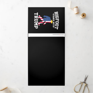Cartão De Festividades Com Dobra Tripla Bigfoot Com Eleições Trump 2024
