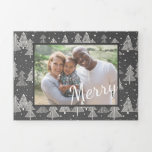 Cartão De Festividades Com Dobra Tripla Foto de Pinheiros desenhados à mão no quadro de Na<br><div class="desc">Crie um belo presente de Natal para todos que você ama. Personalize a mensagem e adicione suas próprias fotos, ícones ou texto para compartilhar com amigos e familiares. Este padrão de Natal desenhado por artistas é perfeito para ser usado para um Natal em casa, mas também pode ser usado para...</div>