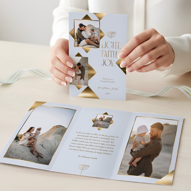 Cartão De Festividades Com Dobra Tripla Modern Elegant Gold Star Family Photos Hanukkah (Modern Elegant Gold Star Family Photos Hanukkah Tri-Fold Holiday Card)