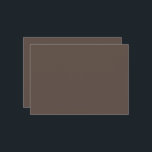 Cartão De Festividades Confiante contra um muro marrom Na moda<br><div class="desc">Acelere o seu jogo com uma roupa de empresário clássico. Este homem de terno e gravata exude confiança e estilo contra uma parede marrom elegante,  ideal para um cenário formal."</div>