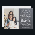 Cartão De Festividades Conselho Rustic Chalk Foto de Natal Muito Feliz<br><div class="desc">Cartões de natal de fotografia movidos pela tipografia com as palavras "desejamos-lhe um Natal muito feliz e um Feliz ano novo".</div>
