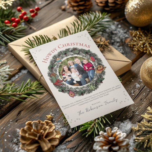 Cartão De Festividades Country Felry Christmas Family Xmas (Country Christmas Card Featuring Hand-Drawn Wreath, Vintage Ornaments, Cowboy Boots, Hat and Holly.)