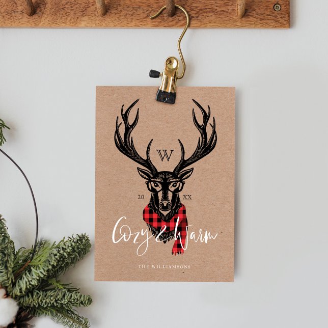 Cartão De Festividades Cozy e Quente | Monograma de Xadrezes de Buffalo V (Cozy & Warm | Red Buffalo Plaid Reindeer Monogram Holiday Card)