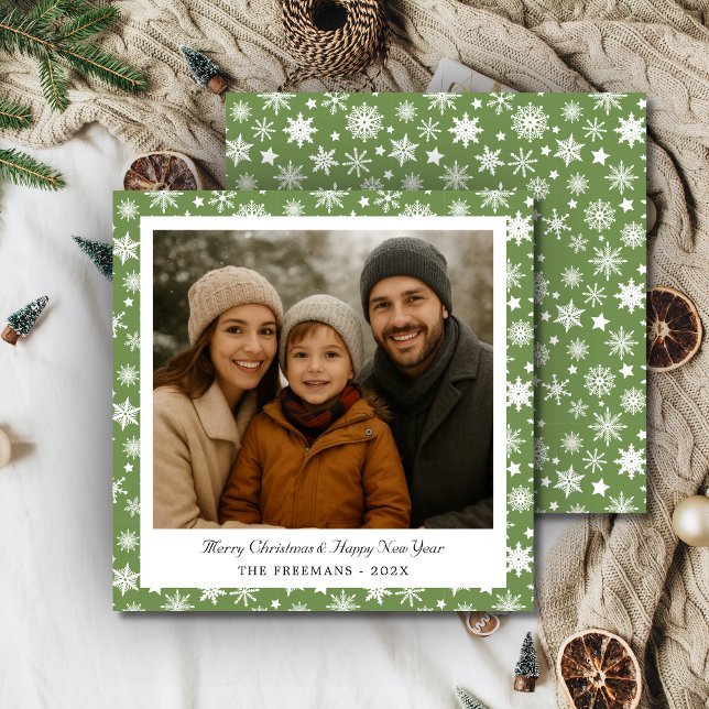 Cartão De Festividades Cozy Green and White Snowflakes Holiday Photo (Cozy green and white snowflake pattern square Christmas card
)