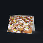 Cartão De Festividades Creme Preenchido Sufganiyot<br><div class="desc">Chocolate e creme de baunilha Sufganiyots,  donuts especiais para Chanukah. Imagem de Yoninah,  licenciada em http://creativecommons.org/licenses/by-sa/3.0/deed.en.</div>