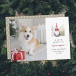 Cartão De Festividades Cute Gnomo Lamenta | Pet Christmas Photo<br><div class="desc">Este cartão com fotos de férias minimamente projetado apresenta um gnomo bonito, junto com uma casa de vilarejo e uma árvore. Um esquema de cores vermelho, branco, cinza e bege dá uma sensação acolhedora. Texto reproduzido em palavras lê, "Estou na lista travessa - arrependimentos de gnomo." O dorso contém um...</div>