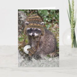 Cartão De Festividades Cute Raccoon com mitenes e uma bola de neve