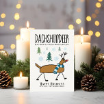 Cartão De Festividades Dachshund Deer Christmas Cheer Funny<br><div class="desc">O cartão de Natal engraçado para animais apresenta o ardiloso "Dachshundeer" - uma cruz entre um cão "Wener" de Dachshund e uma rena. Eles vagueiam pelas florestas e aldeias de inverno e diz-se que trazem boa sorte e aplaudem. Há rumores de que aproveitar alguns cocktails de Natal aumenta a probabilidade...</div>