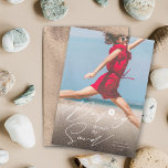 Cartão De Festividades Dashing Through The Sand Beach Coastal Photo<br><div class="desc">Passando Pelo Script De Escrita Manual De Areia, Cartão De Feriado De Dólar De Areia Náutica Costeira. Mais opções de edição de design disponíveis na página de produtos personalizados. A cor de fundo pode ser alterada. Adicione suas próprias fotos e texto. Fácil de personalizar sozinho. Concebido por gordura*fa*estanho. Fácil de...</div>