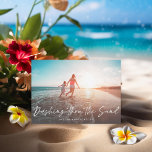 Cartão De Festividades Dashing Through the Sand Beach Holiday Photo<br><div class="desc">Empurrando através do script de estilo areia em pincel em cores editáveis; a cor do backer também é opcional.</div>
