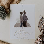 Cartão De Festividades Delicar Foto do Noivado Natal 1 do Casado Dourado<br><div class="desc">Este delicado casado de ouro Natal 1 noivado de Natal é o cartões de natal perfeito e simples. A design romântica minimalista apresenta uma magnífica e elegante tipografia amarela ouro champanhe num fundo branco com um aspecto simples e limpo. O cartão diz "casado Natal do futuro senhor e senhora deputada"....</div>