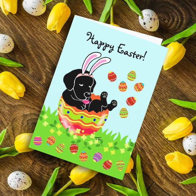 Cartão De Festividades Desenho preto de ovo em Páscoa (Easter Egg Black Labrador Puppy card featuring cute Labrador Cartoon in the colorful Easter egg.)