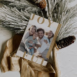 Cartão De Festividades DOURADA alegria Natal da família moderna LOTTIE<br><div class="desc">Cartão de Férias de Natal Dourado e alegre da família moderna. Personalize a frente do cartão com uma foto,  seu nome de família e o ano. Personalize as costas com um cartões de natal opcional ou notícias de família,  e seu nome de família.</div>