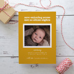 Cartão De Festividades Dourado Agora Aproveitando Algumas Noites Não Tão<br><div class="desc">Este anúncio de nascimento moderno apresenta as palavras "agora desfrutando algumas noites não tão silenciosas" com espaço para uma foto de solteiro sobre um fundo ouro amarelo.</div>