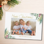Cartão De Festividades Dourado Natal das Berries<br><div class="desc">Este Cartão de Natal de na moda é decorado com folhagem e bagas de cor aquosa em vermelho, verde e ouro. Diz Feliz Natal na tipografia elegante da escrita. Facilmente personalizável com seu nome e foto. Porque nós criamos a nossa trabalho de arte, você não encontrará esta imagem exata de...</div>