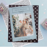 Cartão De Festividades Dove Blue Bonito Foto do Arco Feliz Natal<br><div class="desc">Um cartão azul de Natal com um quadro desenhado à mão, adorado por arco, o seu nome de família num guião assinado e a sua fotografia de família. Cartão de Natal azul Pastel personalizado com a foto da sua família. Cartões de foto de Natal moderno e bonito, de azul claro....</div>