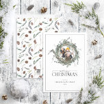 Cartão De Festividades Dusty Winter Wreath Merry Christmas Script Photo H<br><div class="desc">Que melhor maneira de espalhar a alegria de Natal do que com a nossa Dusty Winter Wreath Merry Christmas Holiday Card? Esta bela carta apresenta uma coroa verde moderna adornada com eucalipto e elementos botânicos de inverno, ao redor da sua foto. A palavra "Feliz" é escrita elegantemente em uma fonte...</div>